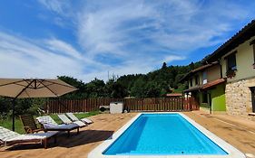 Chalet con piscina climatizada en la naturaleza
