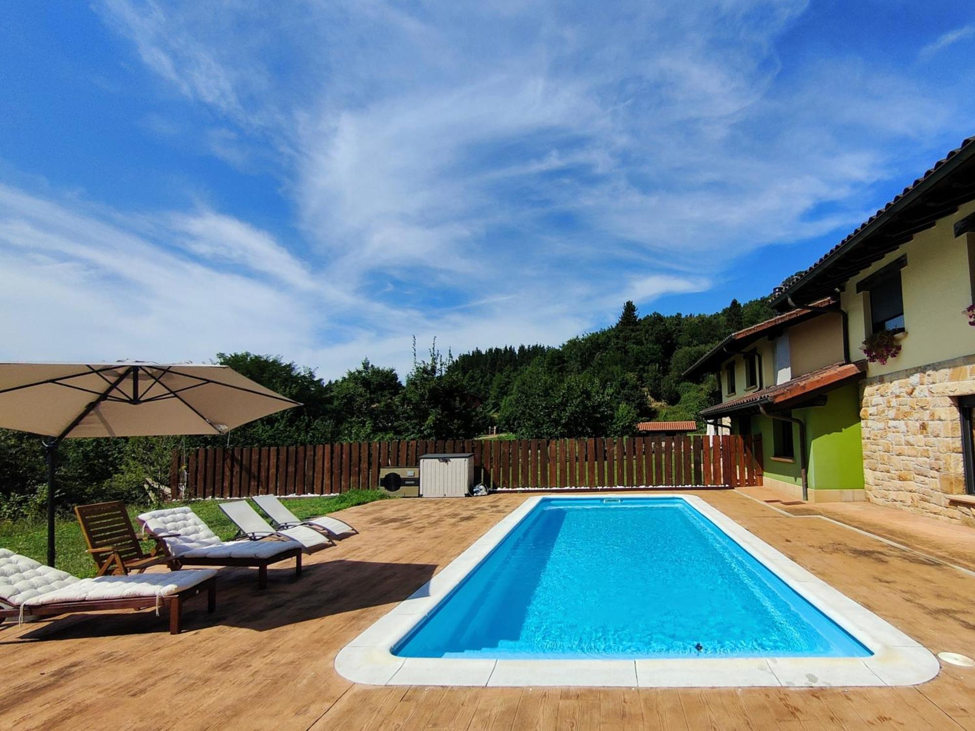 Chalet con piscina climatizada en la naturaleza Areatza Exterior foto
