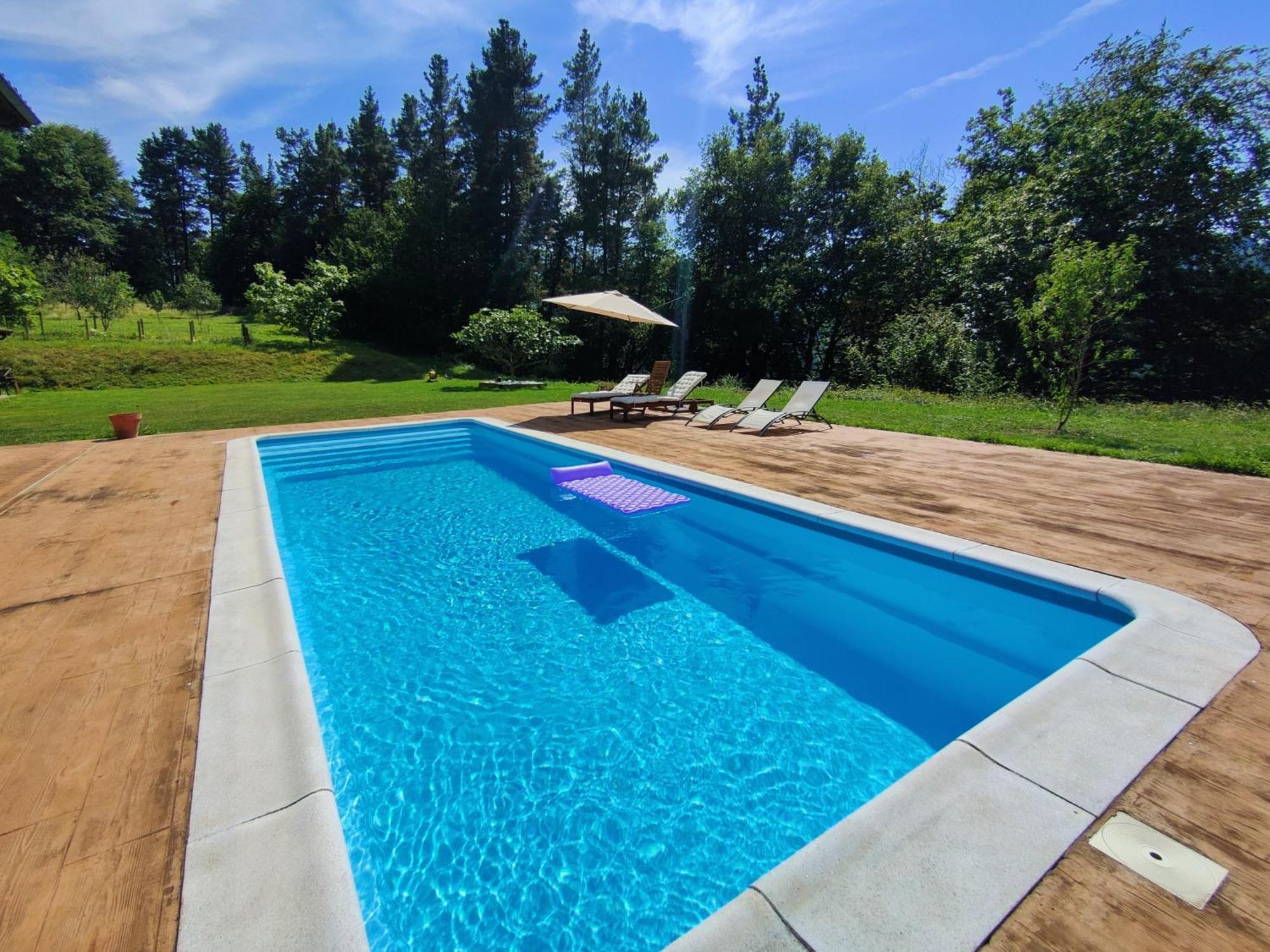 Chalet con piscina climatizada en la naturaleza Areatza Exterior foto